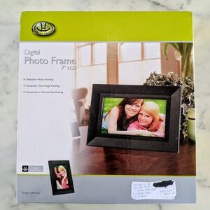 NWT. Gear Head Digital Photo Frame with 7" LCD Display.